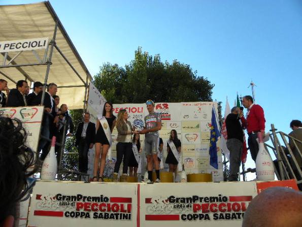 Vicesindaco Azzurra Mancini premia Andrea Fedi miglior giovane (Foto Nastasi)